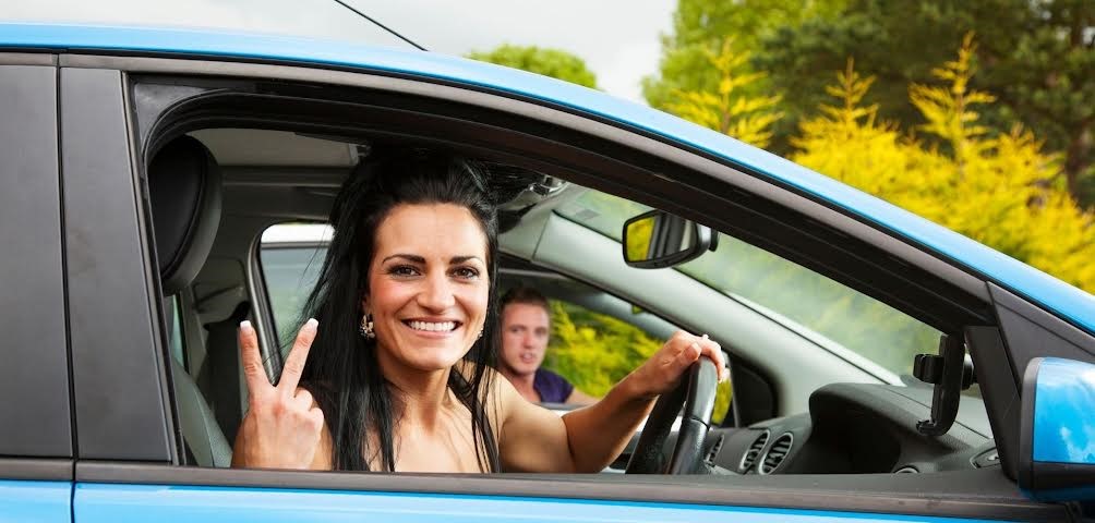 Femme sourire voiture