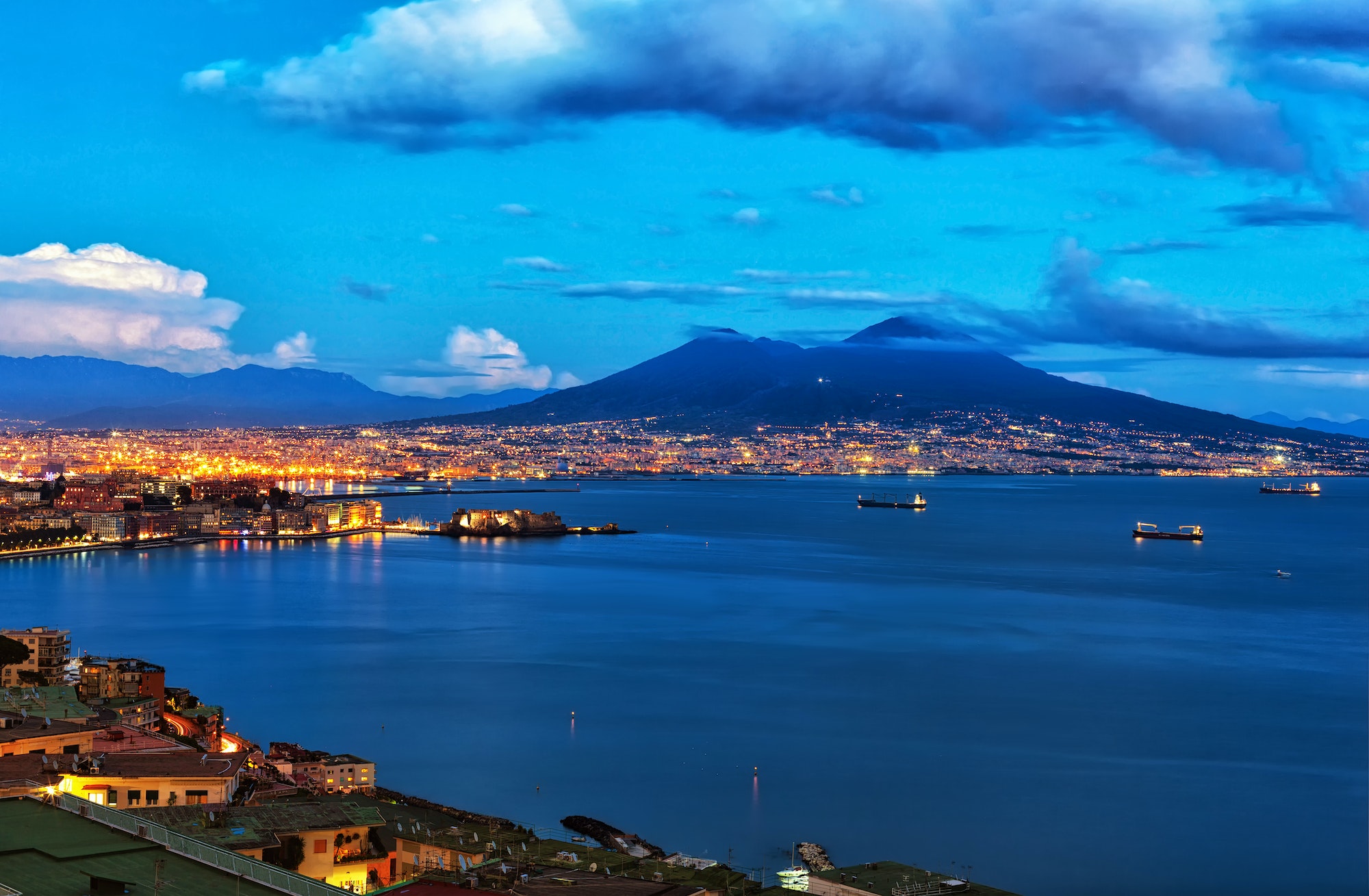 Naples de nuit et Vésuve