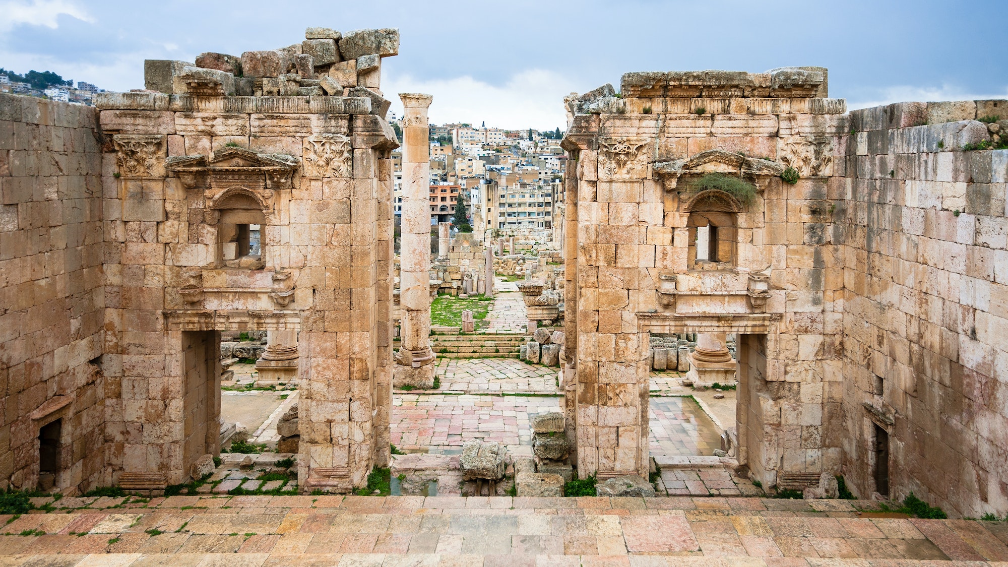 vue de Jerash à travers les portes du temple d'Artémis