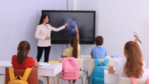 Globe du monde interactif sur un tableau à l'école