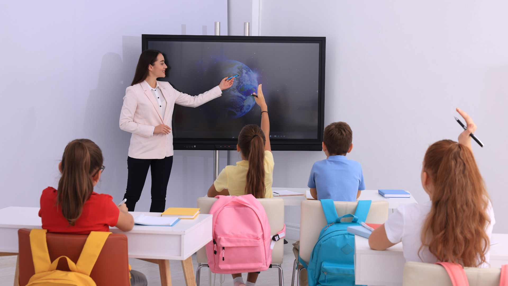 Globe du monde interactif sur un tableau à l'école