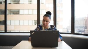 femme sur un ordinateur lenovo