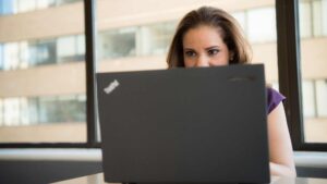 femme sur un ordinateur lenovo