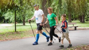 Famille en pleine marche nordique