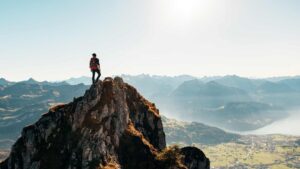 homme sur une montagne