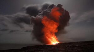 Volcan en pleine irruption