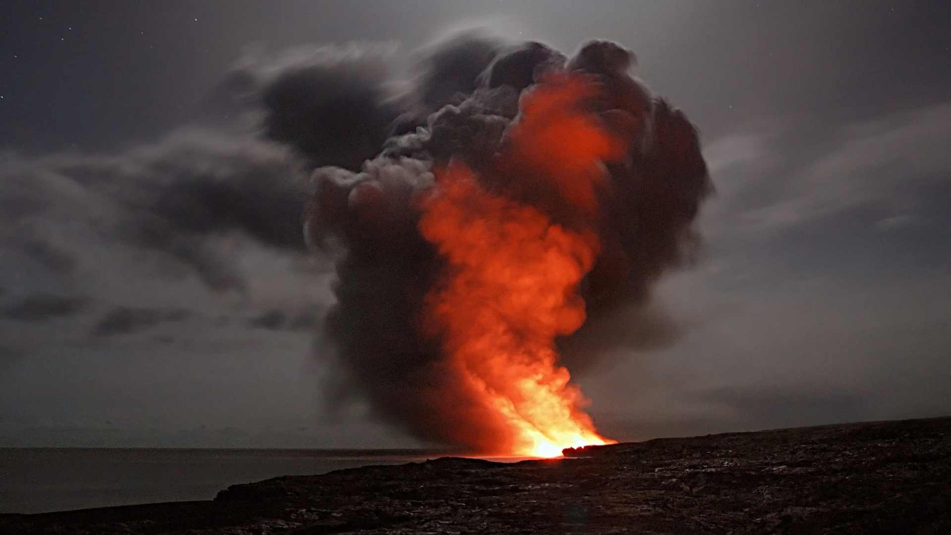 Volcan en pleine irruption 