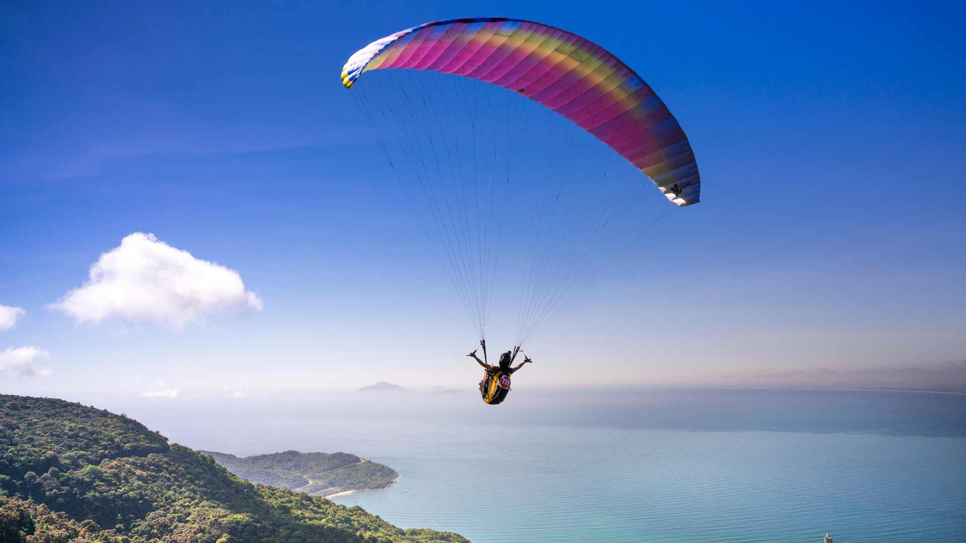 Parapente au dessus de la mer 