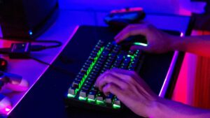 Gamer sur son ordinateur